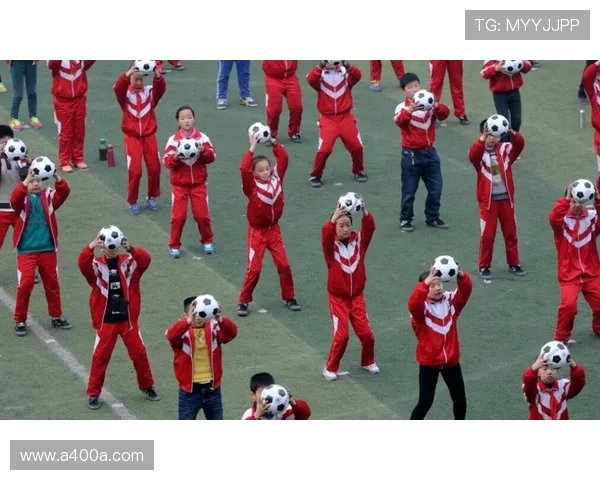 足球明星齐聚深圳激情踢球引发球迷热潮盛况空前 足球明星齐聚深圳激情踢球引发球迷热潮盛况空前