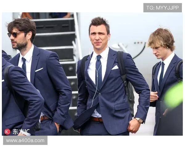 足球明星身着黑西服的时尚魅力瞬间展现与风格解析